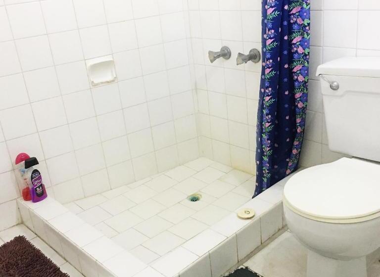 اتاق استاندارد چهار تخته, African Symbol Guest House