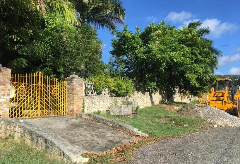 اتاق استاندارد سه نفره, African Symbol Guest House