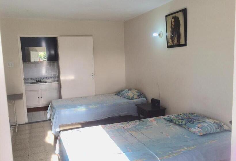 اتاق استاندارد سه نفره, African Symbol Guest House