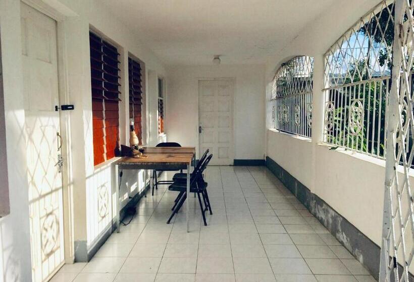 اتاق استاندارد سه نفره, African Symbol Guest House