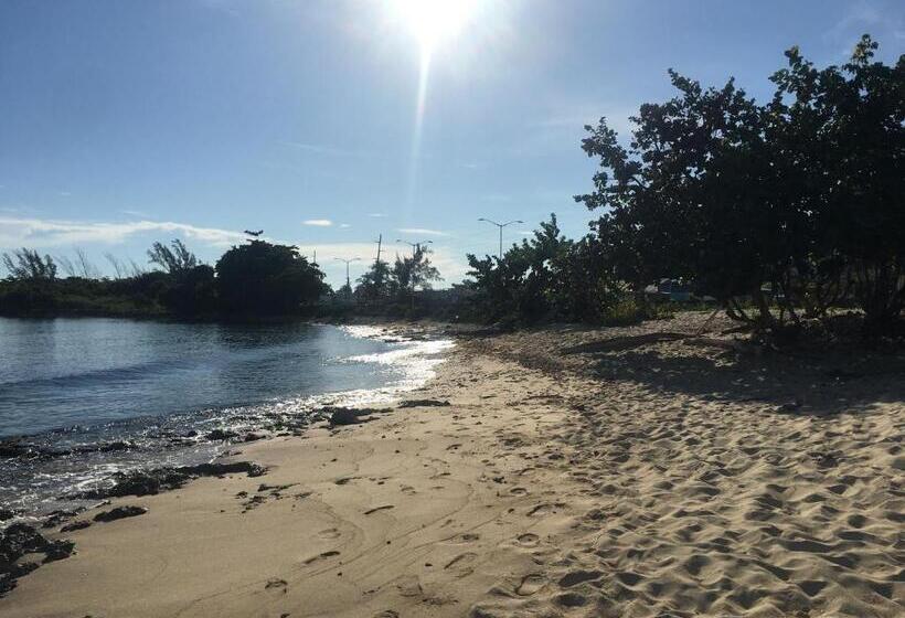 اتاق استاندارد چهار تخته, African Symbol Guest House