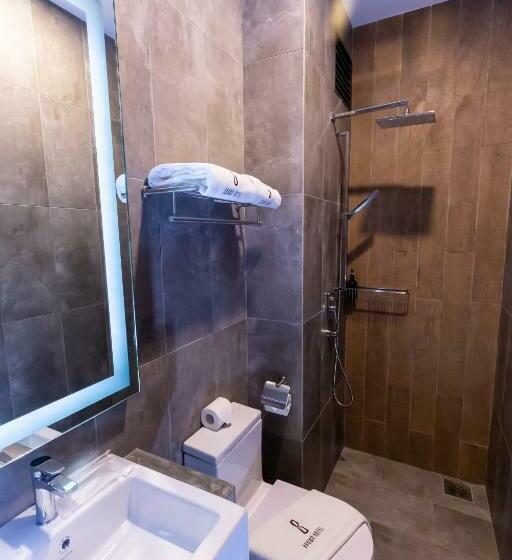 חדר משפחתי, Brown