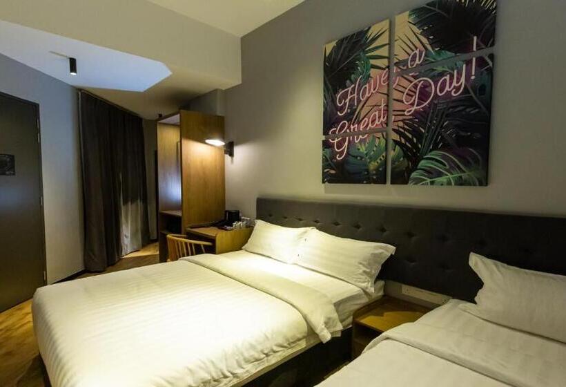 חדר משפחתי, Brown