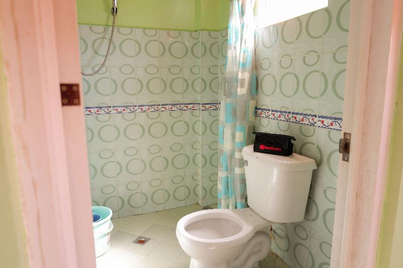 Семейный Номер, Reddoorz Near Maribago Barangay Hall