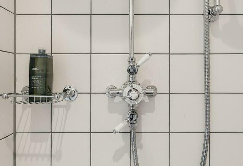 דירת חדר דלוקס, The Hunfeld