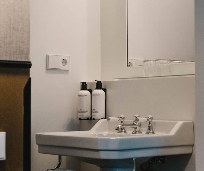 חדר סטנדרט, The Hunfeld