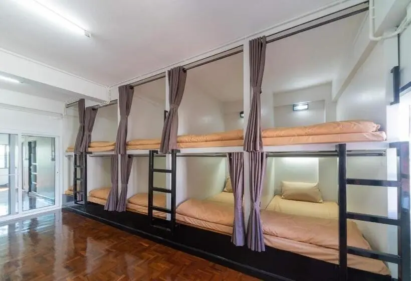 تختخواب در اتاق مشترک, Saiyud Hostel