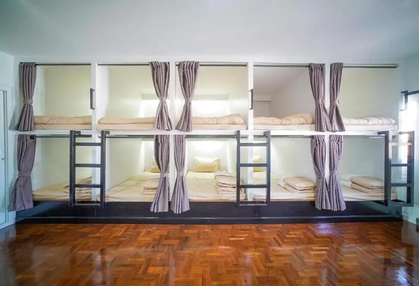 تختخواب در اتاق مشترک, Saiyud Hostel