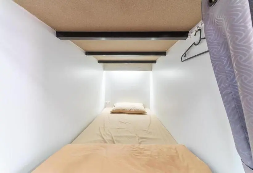 تختخواب در اتاق مشترک, Saiyud Hostel