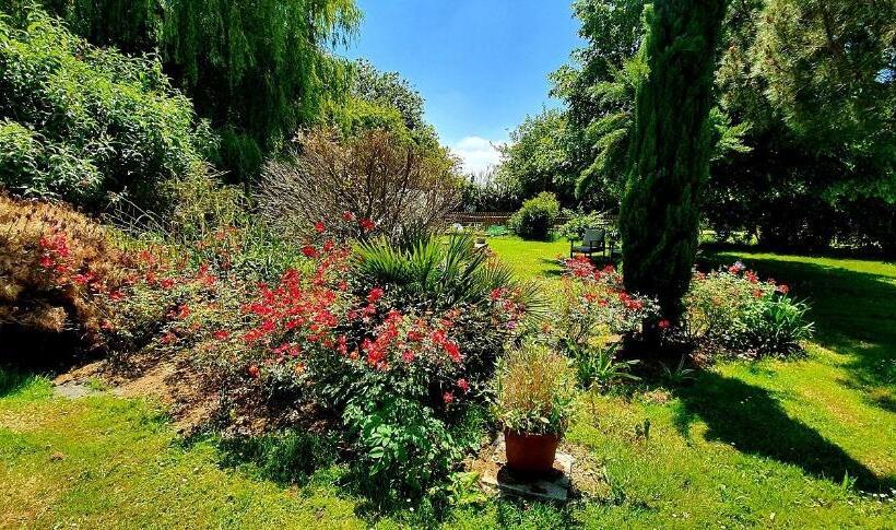 可看到停车场的标准间, La Vallée Du Launay