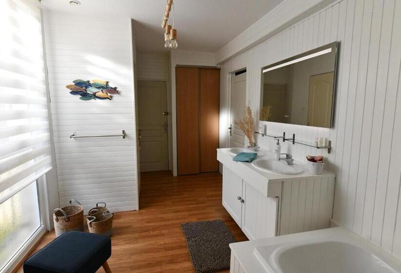 可看到停车场的标准间, La Vallée Du Launay