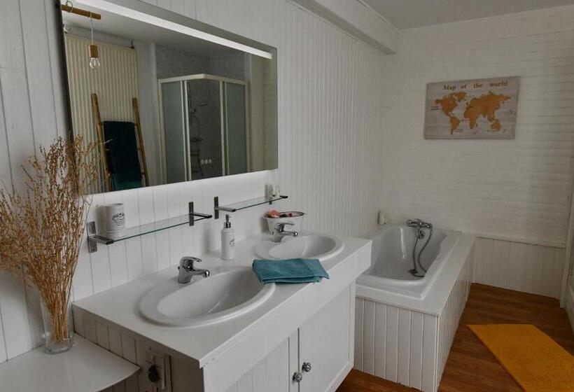 可看到停车场的标准间, La Vallée Du Launay