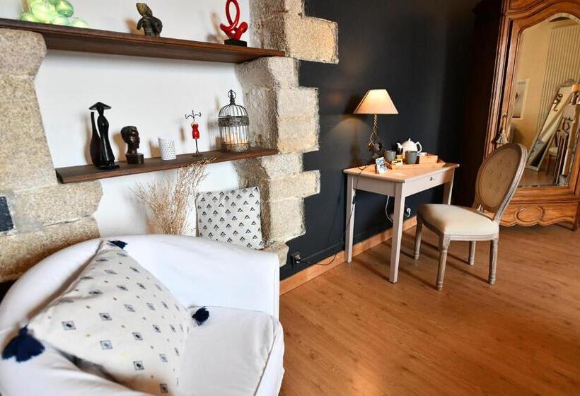 可看到停车场的标准间, La Vallée Du Launay