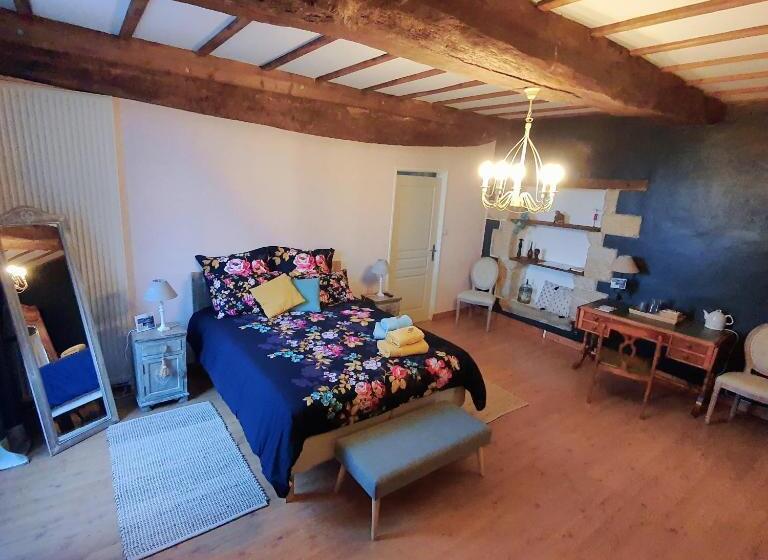 可看到停车场的标准间, La Vallée Du Launay