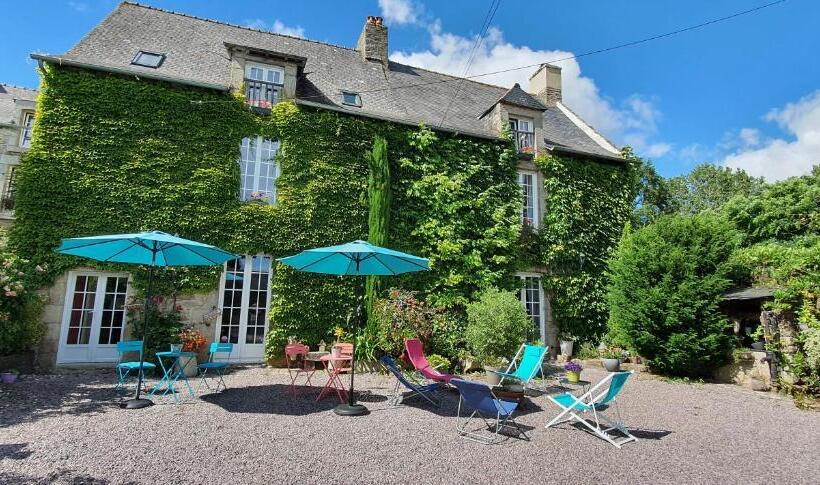 可看到停车场的标准间, La Vallée Du Launay