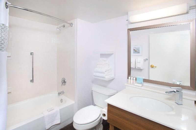 キングサイズベッドのスタンダードルーム, Hampton Inn & Suites Annapolis