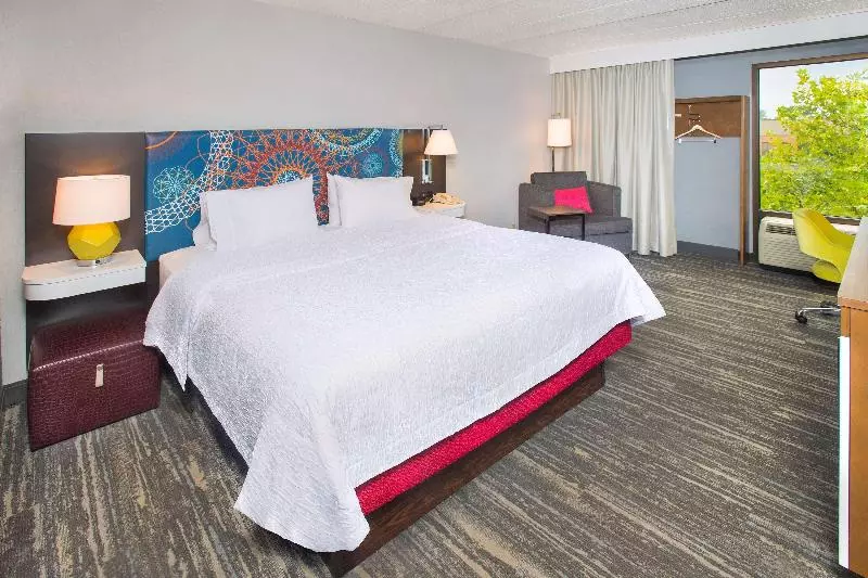 キングサイズベッドのスタンダードルーム, Hampton Inn & Suites Annapolis