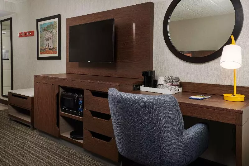 キングサイズベッドのスタンダードルーム, Hampton Inn Fairfax City