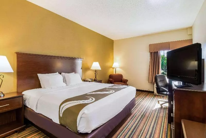 身障者適用キングサイズベッドルーム, Quality Inn Danville University Area