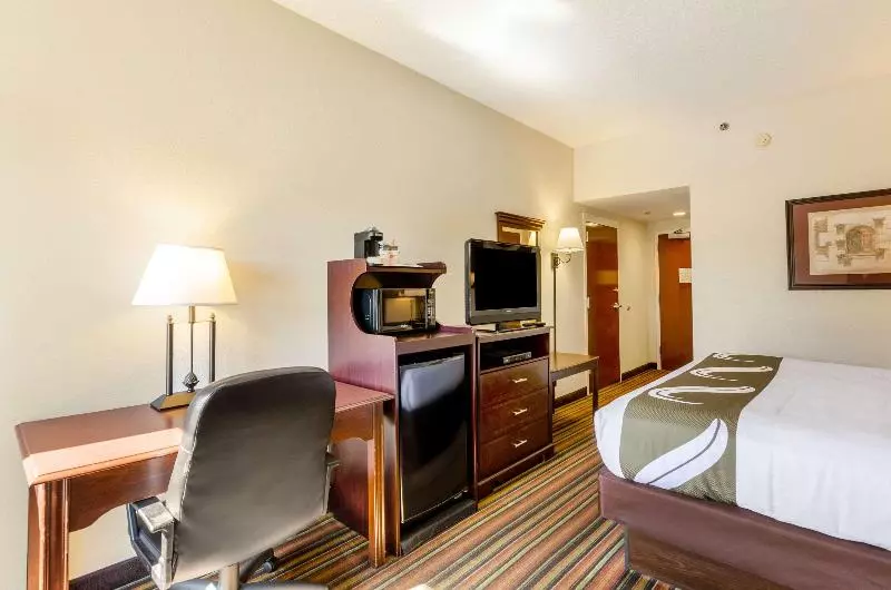 身障者適用キングサイズベッドルーム, Quality Inn Danville University Area