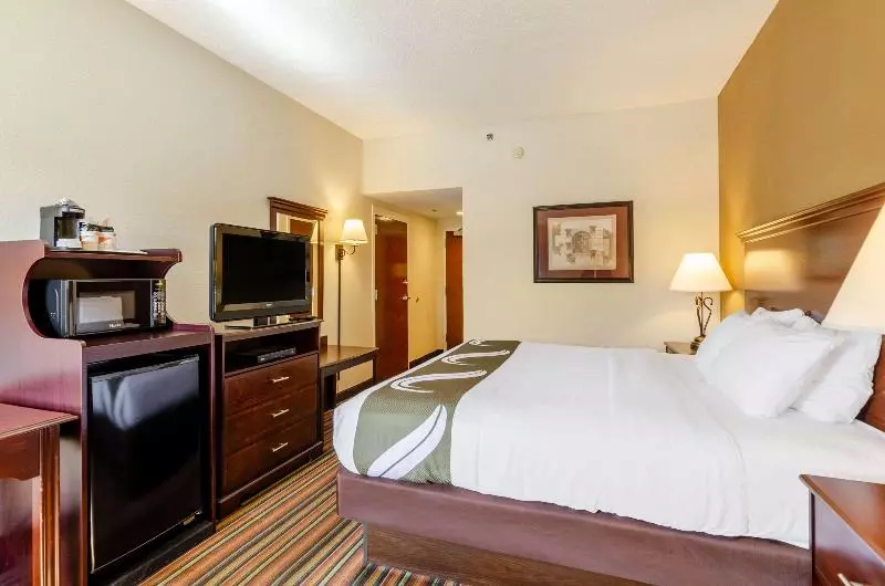 身障者適用キングサイズベッドルーム, Quality Inn Danville University Area