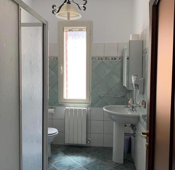 חדר סטנדרט לשלושה עם חדר אמבטיה משוף, B&b S'incontru