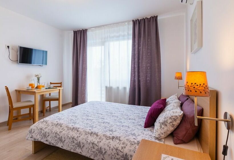 Номер Стандарт Вид на Бассейн, Rooms & Apartments Karlo