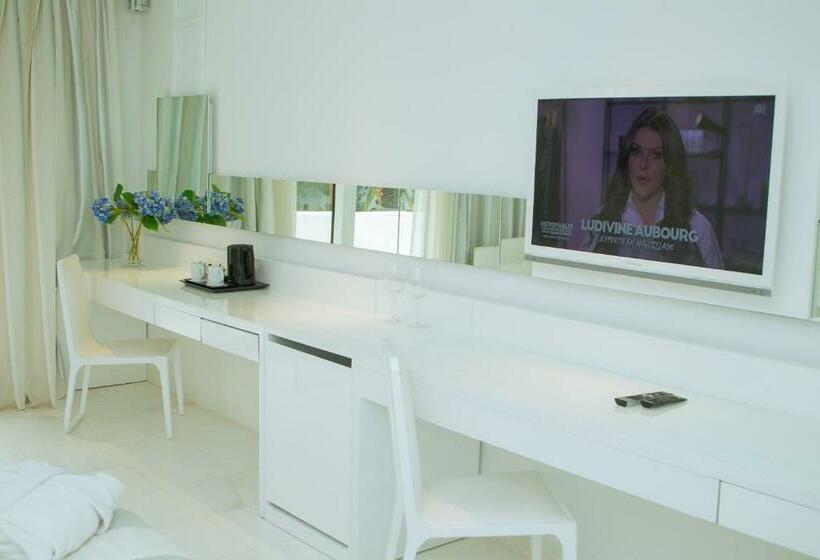 اتاق لوکس, La Tour Blanche