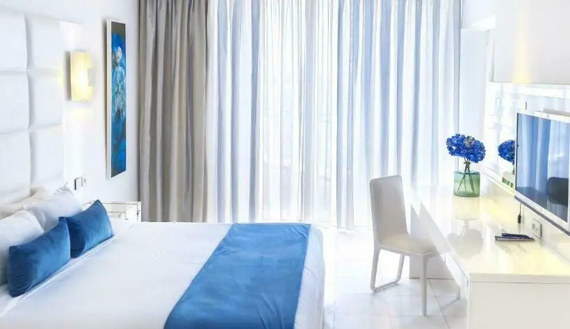 سوییت جونیور لوکس, La Tour Blanche