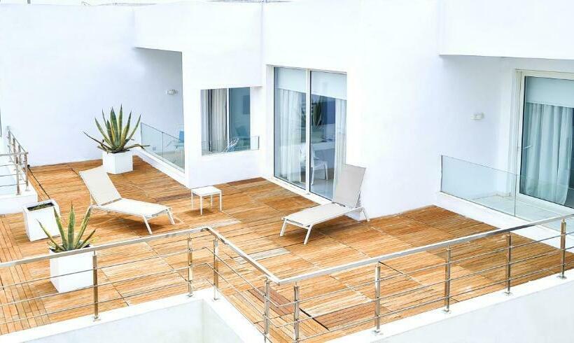 سوییت سوپریور با چشمانداز دریا, La Tour Blanche