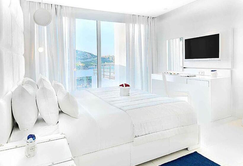 سوییت جونیور لوکس, La Tour Blanche