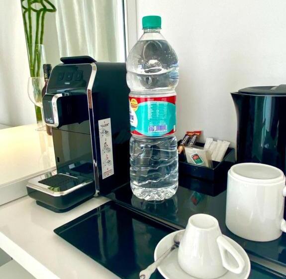 اتاق خانوادگی با چشمانداز باغ, La Tour Blanche