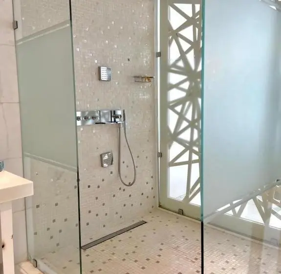اتاق خانوادگی با چشم‌انداز باغ, La Tour Blanche