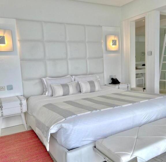 اتاق خانوادگی با چشمانداز باغ, La Tour Blanche