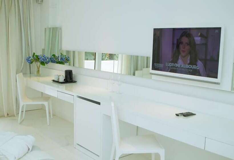 اتاق لوکس, La Tour Blanche