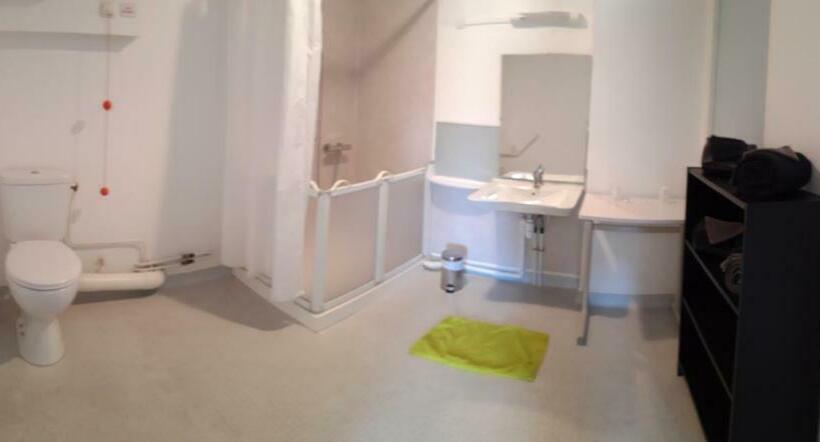 חדר משפחתי, Hôtel Labat