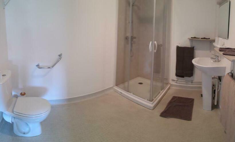 חדר משפחתי, Hôtel Labat