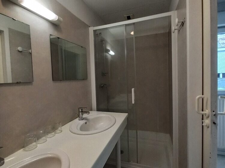 חדר משפחתי, Hôtel Labat