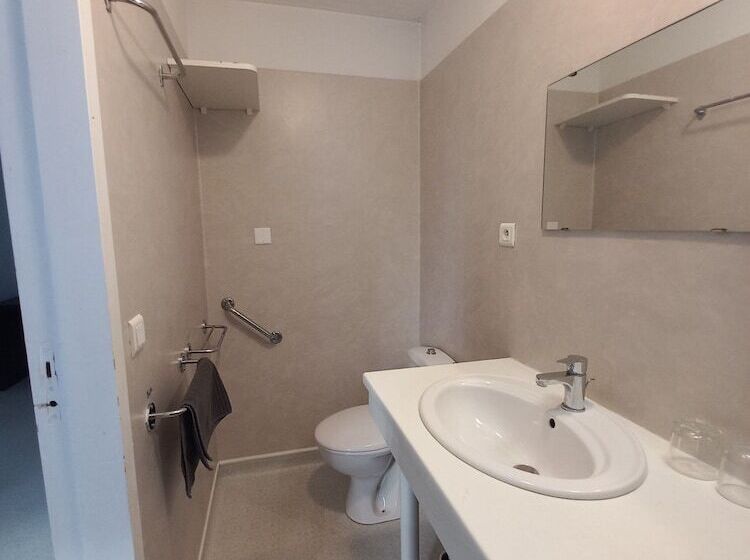 חדר משפחתי, Hôtel Labat