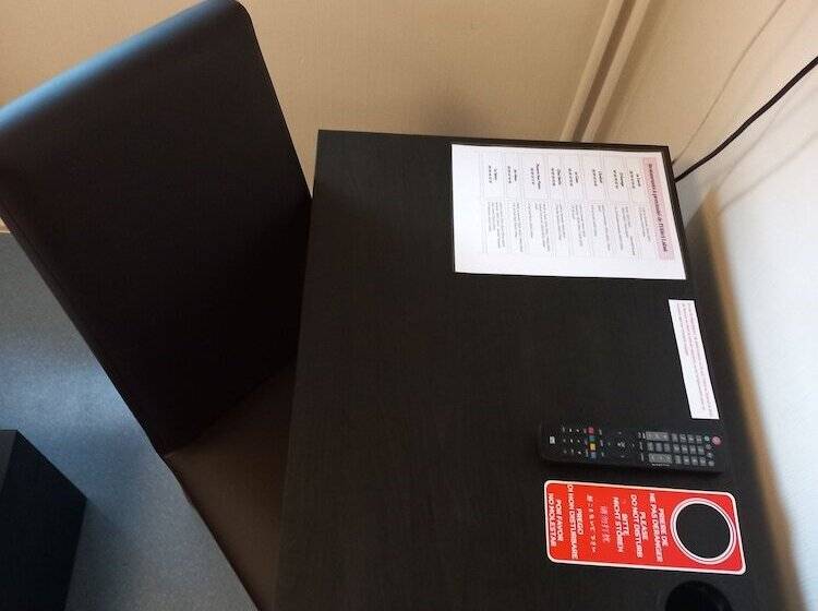 חדר משפחתי, Hôtel Labat