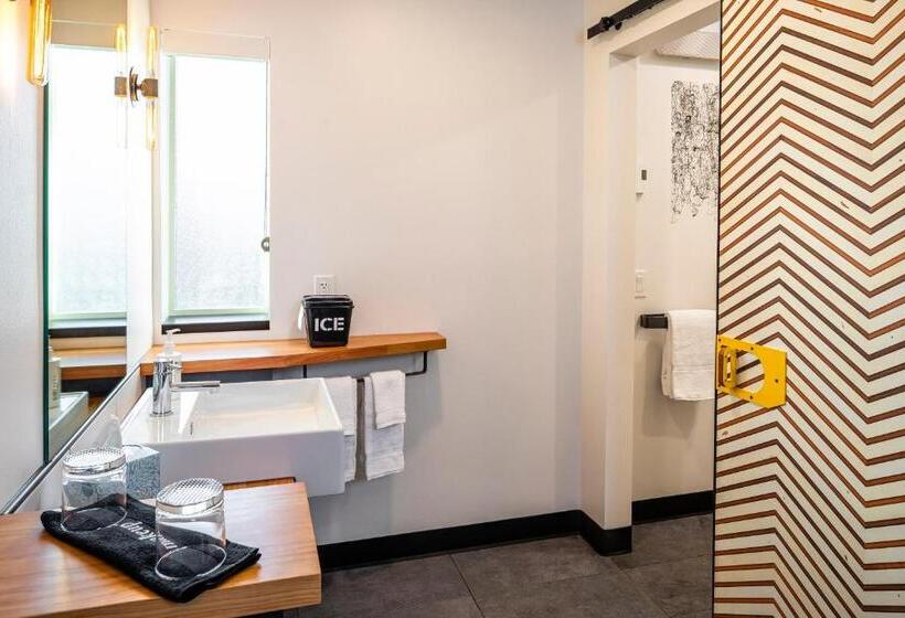 デラックスルーム, The Finch