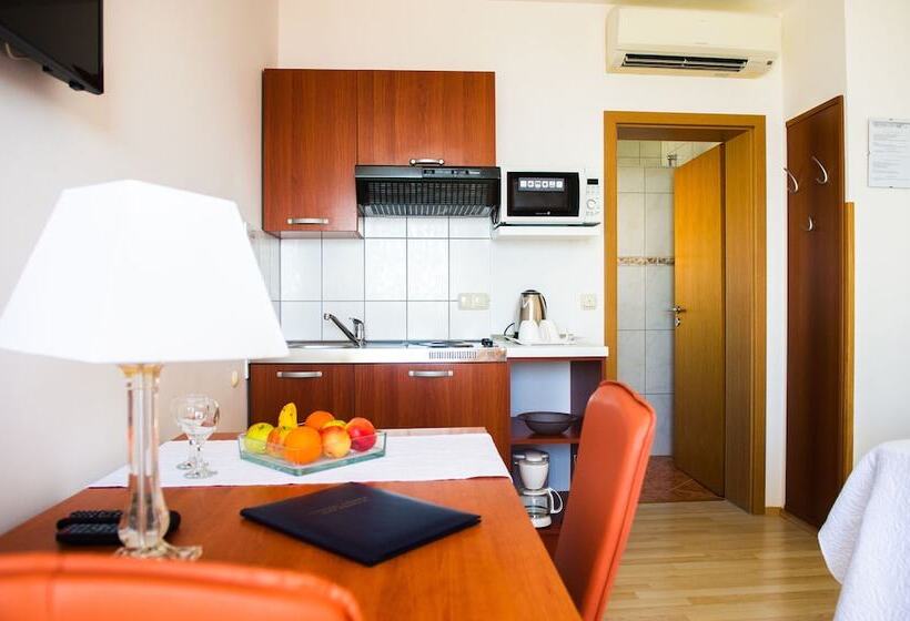 스탠다드 스튜디오, Apartment And Rooms Ana
