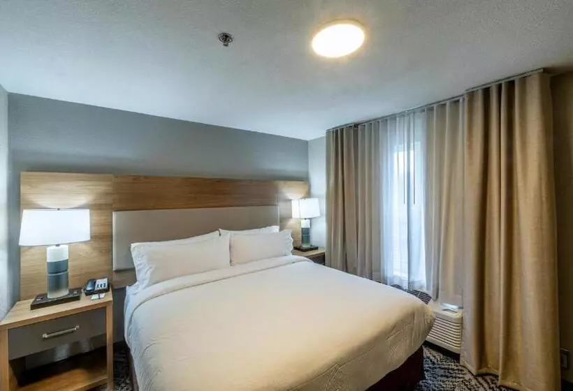 キングサイズベッドのスイートルーム, Candlewood Suites Wichita Northwest, An Ihg