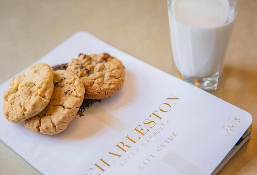 جناح مزوَّد بشرفة, Harbourview Inn