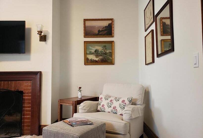 اتاق لوکس با تخت بزرگ, Hearthside Inn