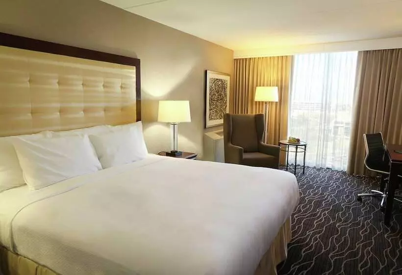 اتاق لوکس با تخت بزرگ, Hilton Kansas City Airport