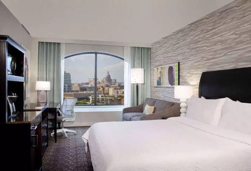 اتاق استاندارد با تخت بزرگ برای معلولان, Hilton Kansas City Airport