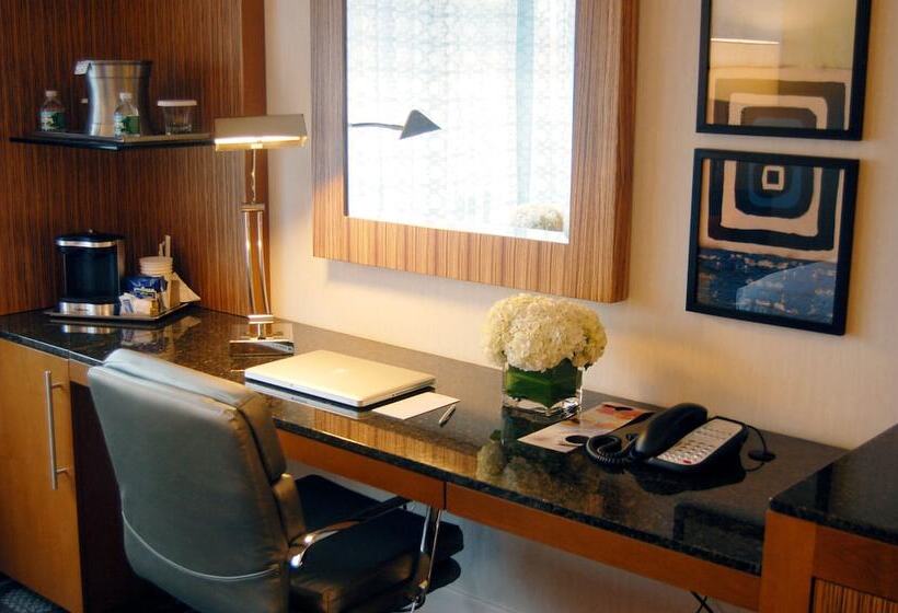 غرفه قياسيه سريرين مزدوجين, Hilton Long Island/huntington