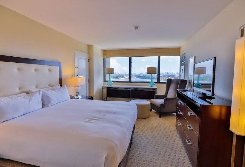 Номер Deluxe Вид на Озеро, Hilton Miami Airport Blue Lagoon