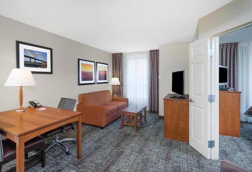מיטת קינג בסוויטה, Staybridge Suites Memphis Poplar Ave East, An Ihg